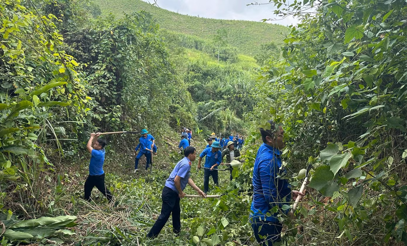 Các đoàn viên bất chấp nắng nóng, nhiệt tình tham gia phát quang các hệ thống đường điện. Các đoàn viên bất chấp nắng nóng, nhiệt tình tham gia phát quang các hệ thống đường điện.