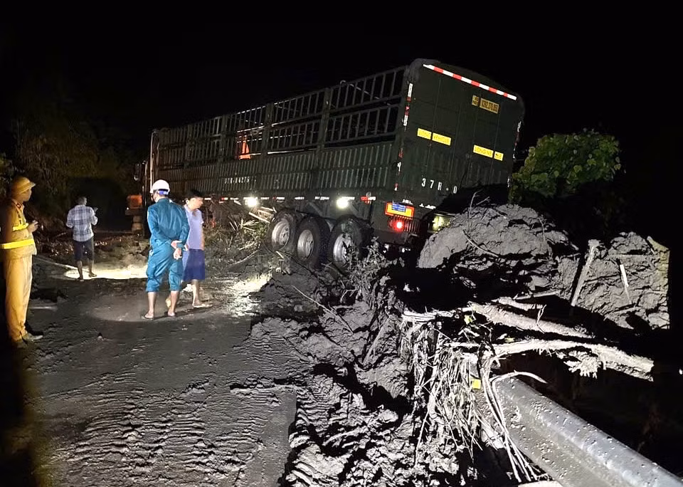Trước đó, cơn mưa lớn vào tối 30/9 cũng đã khiến quốc lộ 7 đi qua địa bàn huyện Tương Dương (Nghệ An) bị sạt lở nhiều điểm. Tại Khe Kiền, xã Lưu Kiền (huyện Tương Dương, Nghệ An), lượng lớn đất đá trên núi sạt xuống đã vùi lấp toàn bộ mặt đường quốc lộ 7. Thời điểm này một chiếc xe đầu kéo đi qua đã bị đất đá đẩy văng ra khỏi lan can đường. Nhận được tin báo sự việc, Công an huyện Tương Dương đã phối hợp với lực lượng chức năng có mặt tại hiện trường để xử lý. Tài xế xe đầu kéo sau đó đã được giải cứu ra ngoài và đưa đến trạm y tế để xử lý vết thương. Trước đó, cơn mưa lớn vào tối 30/9 cũng đã khiến quốc lộ 7 đi qua địa bàn huyện Tương Dương (Nghệ An) bị sạt lở nhiều điểm. Tại Khe Kiền, xã Lưu Kiền (huyện Tương Dương, Nghệ An), lượng lớn đất đá trên núi sạt xuống đã vùi lấp toàn bộ mặt đường quốc lộ 7. Thời điểm này một chiếc xe đầu kéo đi qua đã bị đất đá đẩy văng ra khỏi lan can đường. Nhận được tin báo sự việc, Công an huyện Tương Dương đã phối hợp với lực lượng chức năng có mặt tại hiện trường để xử lý. Tài xế xe đầu kéo sau đó đã được giải cứu ra ngoài và đưa đến trạm y tế để xử lý vết thương.