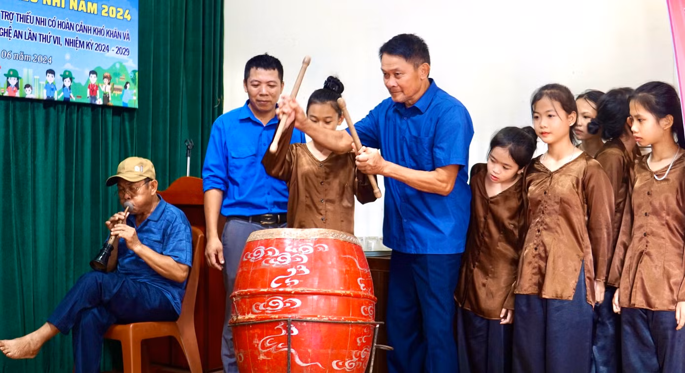 Ngoài ra, Thị Đoàn thị xã Thái Hòa cũng tổ chức lớp truyền dạy văn hóa cồng chiêng dân tộc Thổ cho thanh thiếu nhi trên địa bàn. Tham gia lớp học văn hóa cồng chiêng dân tộc Thổ, 50 thanh thiếu nhi trên địa bàn thị xã sẽ được tìm hiểu về nguồn gốc, ý nghĩa của các bài chiêng, truyền dạy cách cầm chiêng, đánh chiêng và nội dung các bài chiêng truyền thống của đồng bào dân tộc Thổ. Từ đó giúp bảo tồn các nét văn hóa truyền thống trên địa bàn.