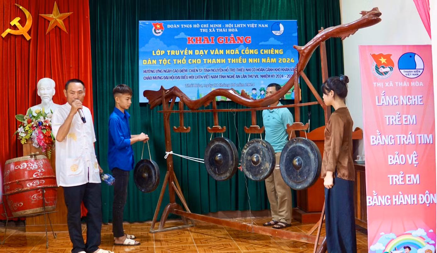 Ngoài ra, Thị Đoàn thị xã Thái Hòa cũng tổ chức lớp truyền dạy văn hóa cồng chiêng dân tộc Thổ cho thanh thiếu nhi trên địa bàn. Tham gia lớp học văn hóa cồng chiêng dân tộc Thổ, 50 thanh thiếu nhi trên địa bàn thị xã sẽ được tìm hiểu về nguồn gốc, ý nghĩa của các bài chiêng, truyền dạy cách cầm chiêng, đánh chiêng và nội dung các bài chiêng truyền thống của đồng bào dân tộc Thổ. Từ đó giúp bảo tồn các nét văn hóa truyền thống trên địa bàn.