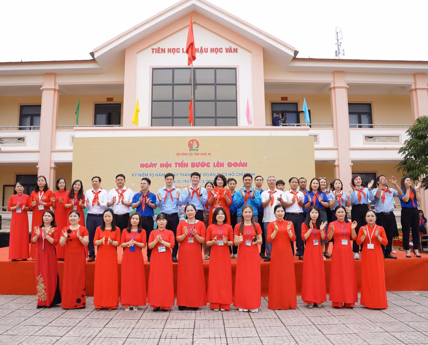 Các đại biểu chụp hình lưu niệm tại chương trình.