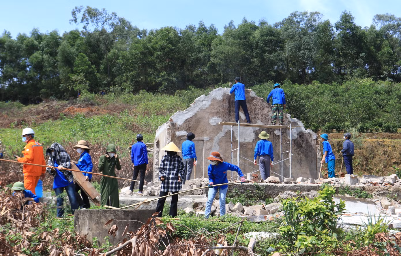 Thời gian tới, tuổi trẻ Nghệ An tiếp tục triển khai hoạt động chặt, phát quang hành lang hỗ trợ thi công; tháo dỡ các công trình ảnh hưởng; tiếp nước, tiếp sức cho lực lượng thi công công trình. Thời gian tới, tuổi trẻ Nghệ An tiếp tục triển khai hoạt động chặt, phát quang hành lang hỗ trợ thi công; tháo dỡ các công trình ảnh hưởng; tiếp nước, tiếp sức cho lực lượng thi công công trình.
