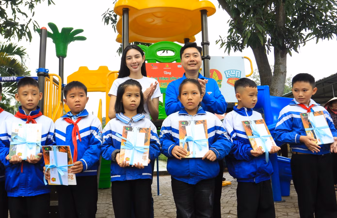 Dịp này, đoàn công tác đã trao tặng 20 suất học bổng cho 20 em học sinh vượt qua hoàn cảnh khó khăn, vươn lên trong học tập tại trường. Dịp này, đoàn công tác đã trao tặng 20 suất học bổng cho 20 em học sinh vượt qua hoàn cảnh khó khăn, vươn lên trong học tập tại trường.