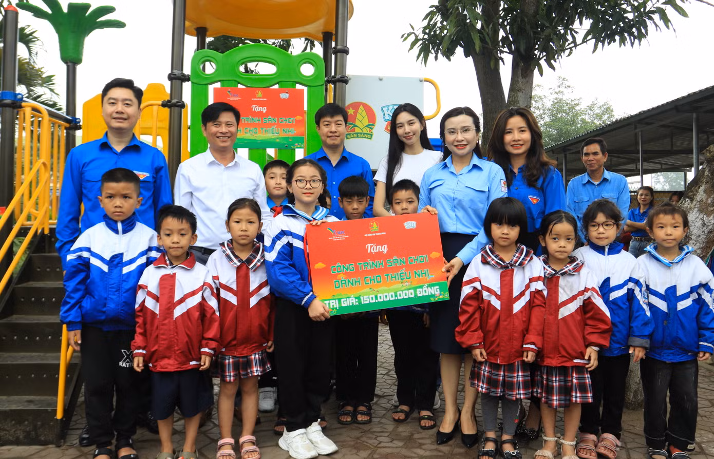 Tại Trường Tiểu học Nghi Xuân (huyện Nghi Lộc, Nghệ An), đoàn công tác đã đến thăm và trao tặng Khu vui chơi cho các em học sinh trị giá 150 triệu đồng. Tại Trường Tiểu học Nghi Xuân (huyện Nghi Lộc, Nghệ An), đoàn công tác đã đến thăm và trao tặng Khu vui chơi cho các em học sinh trị giá 150 triệu đồng.