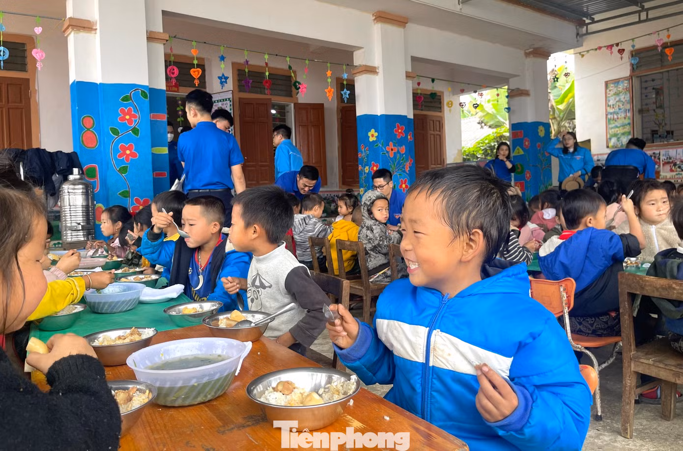 Tổ chức bữa cơm yêu thương cho các em học sinh bán trú ở điểm trường xã Huồi Tụ.