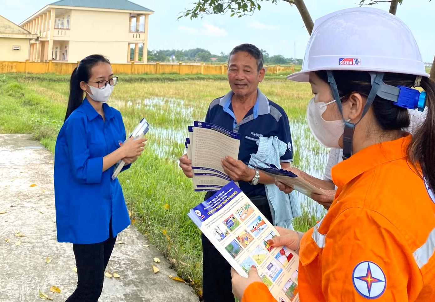 Bên cạnh việc phát quang hành lang lưới điện, lực lượng đoàn viên cùng cơ quan điện lực đã triển khai tuyên truyền an toàn sử dụng điện đến tận các hộ gia đình bằng nhiều hình thức khác nhau như in tờ rơi, tập huấn, loa phát thanh.... Bên cạnh việc phát quang hành lang lưới điện, lực lượng đoàn viên cùng cơ quan điện lực đã triển khai tuyên truyền an toàn sử dụng điện đến tận các hộ gia đình bằng nhiều hình thức khác nhau như in tờ rơi, tập huấn, loa phát thanh....