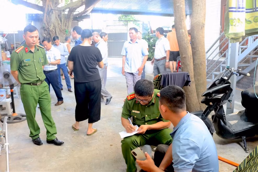 Đoàn kiểm tra của UBND thị trấn Cầu Giát làm việc tại cơ sở chữa bệnh của ông Q.