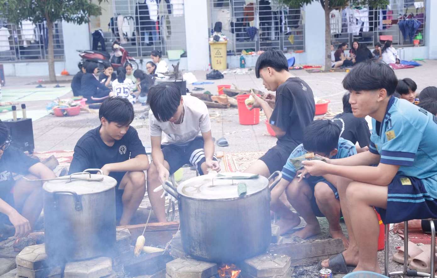 Các bạn nam có nhiệm vụ giữ bếp luôn đỏ và canh nồi nấu bánh.