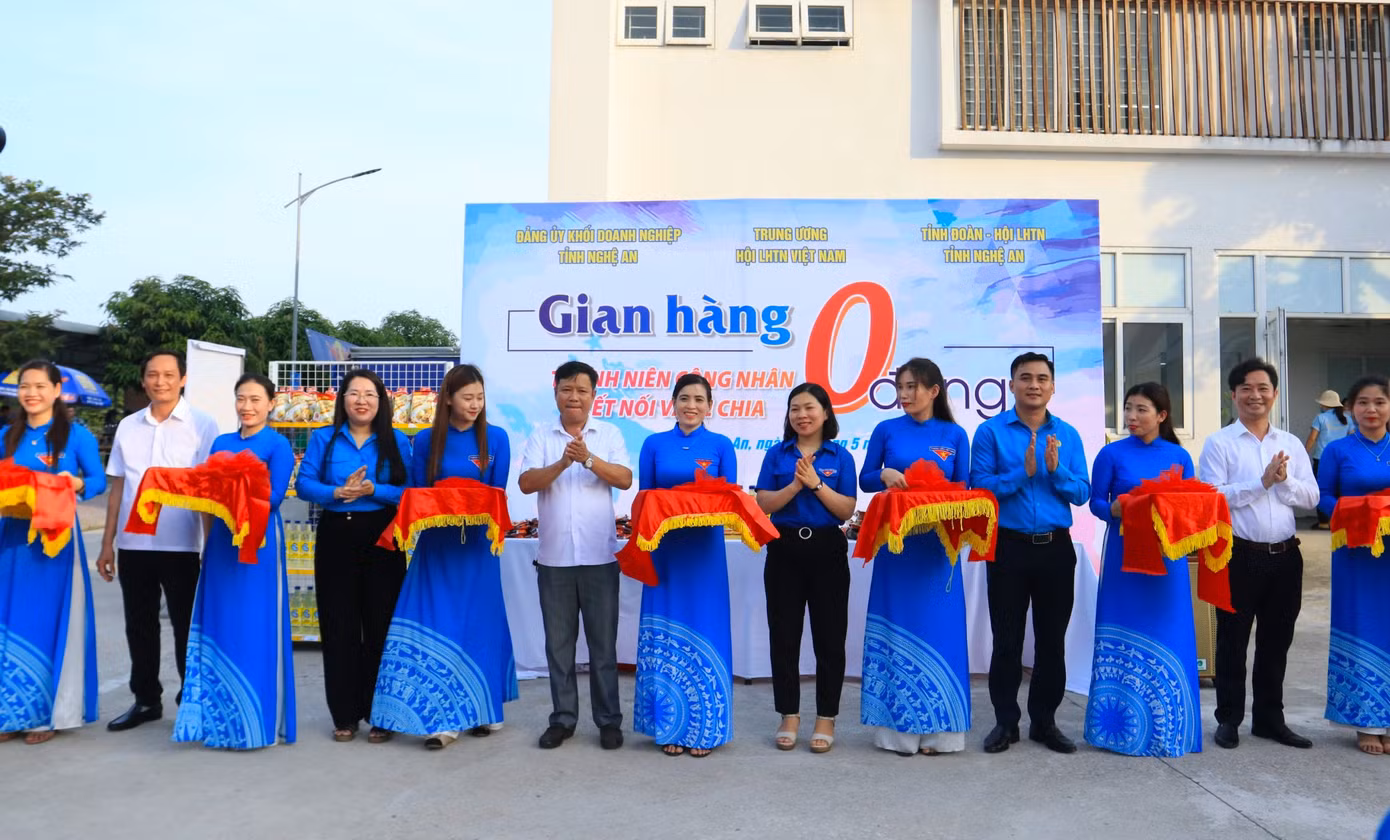 Tại Ngày hội Thanh niên công nhân năm 2024, các đại biểu đã cắt băng khánh thành gian hàng 0 đồng dành cho công nhân của công ty CP May Halotexco. Tại Ngày hội Thanh niên công nhân năm 2024, các đại biểu đã cắt băng khánh thành gian hàng 0 đồng dành cho công nhân của công ty CP May Halotexco.