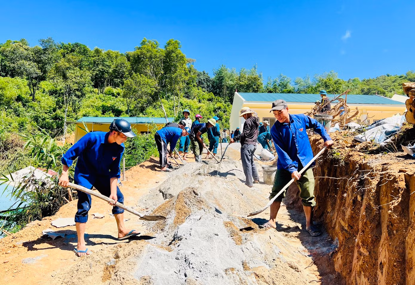 Sau khi vật liệu được vận chuyển lên, một bộ phận được phân công trộn nguyên vật liệu thành bê tông.