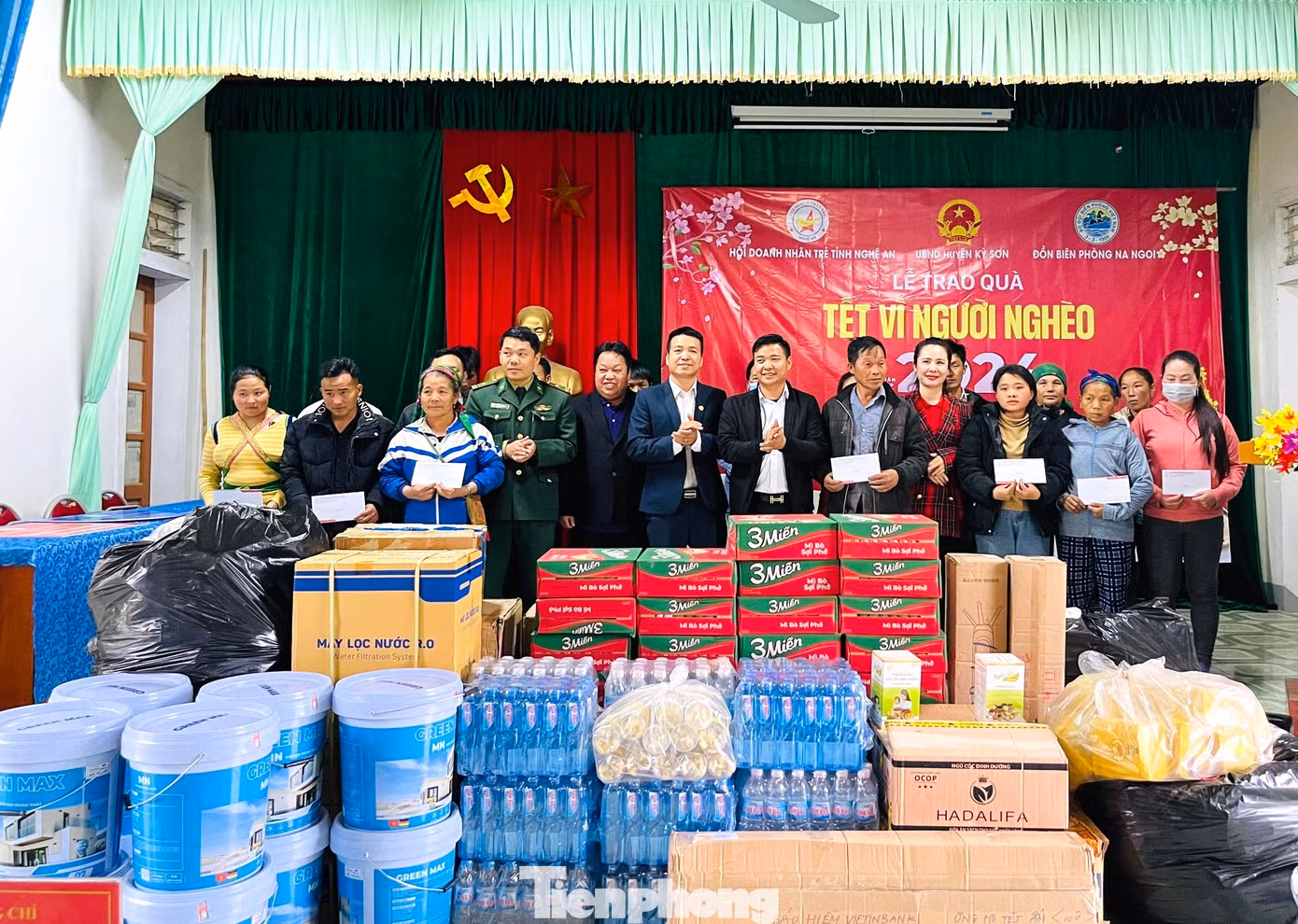 Trao 60 suất quà cho 60 hộ dân có hoàn cảnh trên địa bàn xã Na Ngoi.