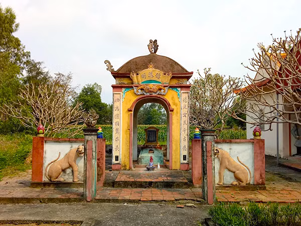 Nguyễn Trọng Đạt là con trai thứ 10 của Thái sư Cương Quốc Công Nguyễn Xí. Ông vốn là bậc kỳ tài trong thiên hạ, văn võ song toàn có công với dân, với nước được triều Lê sơ phong nhiều tước, hàm: “Tín đạt đại phu xuất thân, tán trị công thần, Bắc quân đô đốc lịch trung dinh thượng tướng quân Linh Quận Công Nguyễn Trọng Đạt”. Nguyễn Trọng Đạt vốn có tài năng bẩm sinh hơn người, được rèn luyện từ nhỏ, theo cha tham gia nhiều trận mạc và lập nhiều chiến tích hiển hách. Năm 1471, ông cùng các anh trai theo vua Lê Thánh Tông đi đánh quân Chiêm Thành, cuộc chiến thắng lợi nhưng do bị thương nặng nên trên đường trở về ông đã mất. Đó là vào ngày 17 tháng 5 năm Tân Mão 1471. Ông được an táng tại Bàu Sen - Kim Ổ, (nay thuộc phường Nghi Hương, thị xã Cửa Lò) và được người dân nơi đây suy tôn là Thành hoàng làng.