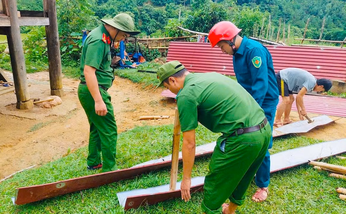 Đoàn viên thanh niên huyện Quỳ Châu (Nghệ An) phối hợp lực lượng công an huyện đến hỗ trợ các gia đình bị mưa gió làm tốc mái tôn. Đoàn viên thanh niên huyện Quỳ Châu (Nghệ An) phối hợp lực lượng công an huyện đến hỗ trợ các gia đình bị mưa gió làm tốc mái tôn.