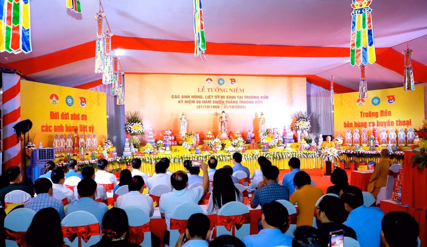 Tối 11/10, hướng tới kỷ niệm 56 năm chiến thắng Truông Bồn (31/10/1968 - 31/10/2024), Ban Thường vụ Tỉnh Đoàn Nghệ An, Ban trị sự Giáo hội Phật giáo Việt Nam tỉnh Nghệ An, Huyện ủy Đô Lương đã trang trọng tổ chức Lễ tưởng niệm các anh hùng, liệt sỹ hy sinh tại Truông Bồn, xã Mỹ Sơn, huyện Đô Lương, tỉnh Nghệ An.