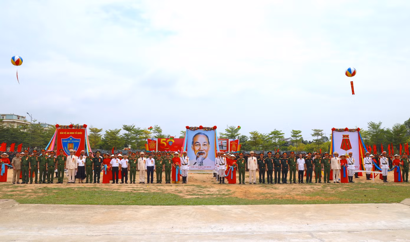 Các đại biểu chụp hình lưu niệm.