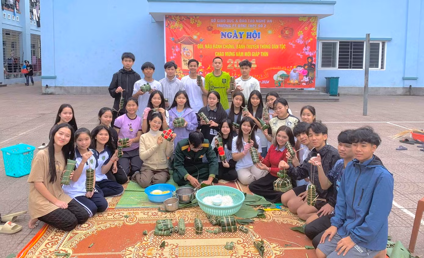 Đặc biệt trong đó là ngày hội thi gói, nấu bánh chưng, bánh truyền thống dân tộc của các em học sinh trong trường.