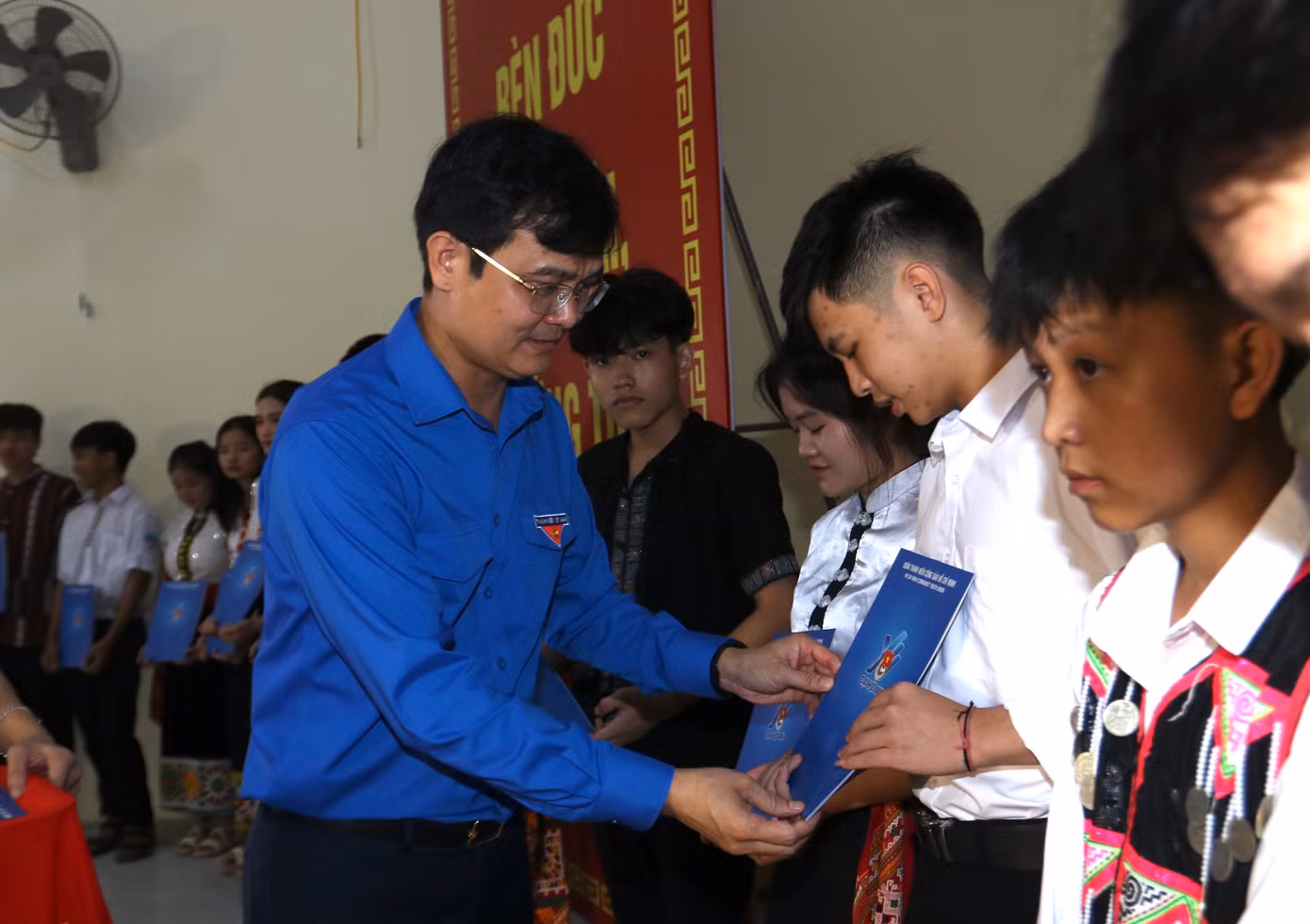Anh Bùi Quang Huy - Bí thư thứ nhất Trung ương Đoàn tặng 50 suất quà trị giá 100 triệu đồng cho học sinh nghèo vượt khó học giỏi.