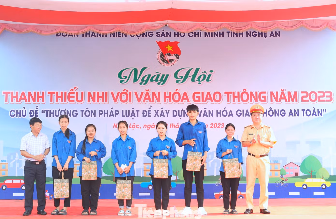 Nhiều suất quà ý nghĩa được trao tặng đến các em học sinh có hoàn cảnh khó khăn, các đoàn viên. Nhiều suất quà ý nghĩa được trao tặng đến các em học sinh có hoàn cảnh khó khăn, các đoàn viên.