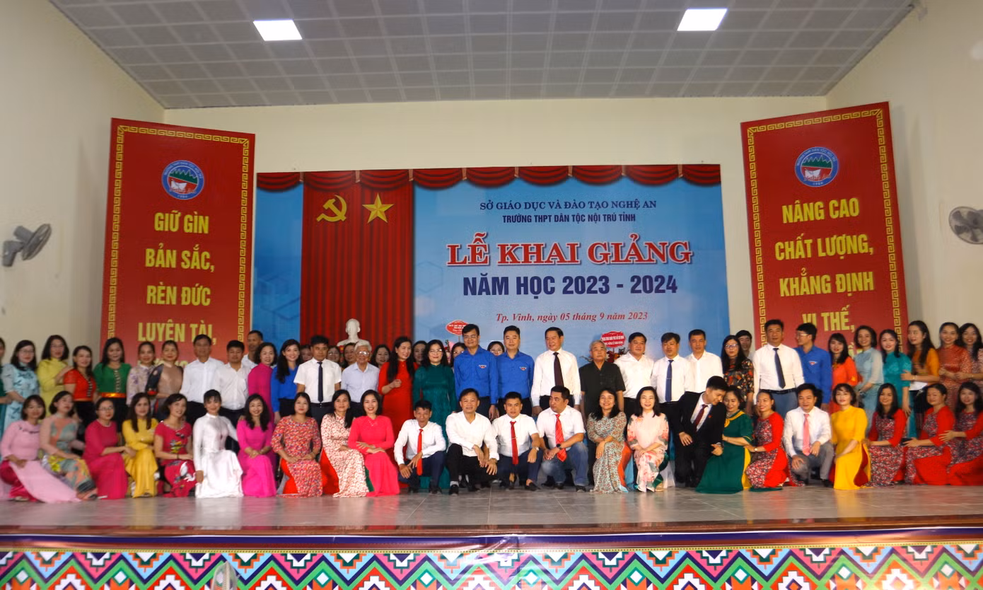 Tập thể nhà trường chụp hình lưu niệm với các đại biểu đến tham dự lễ khai giảng.
