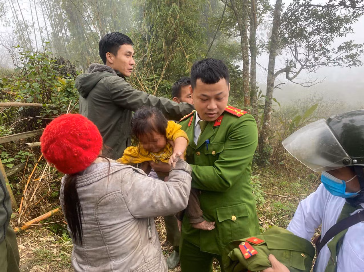 Cháu bé được tìm thấy trong niềm vui sướng sau hơn 1 ngày đêm mất tích ở rừng rậm. Cháu bé được tìm thấy trong niềm vui sướng sau hơn 1 ngày đêm mất tích ở rừng rậm.