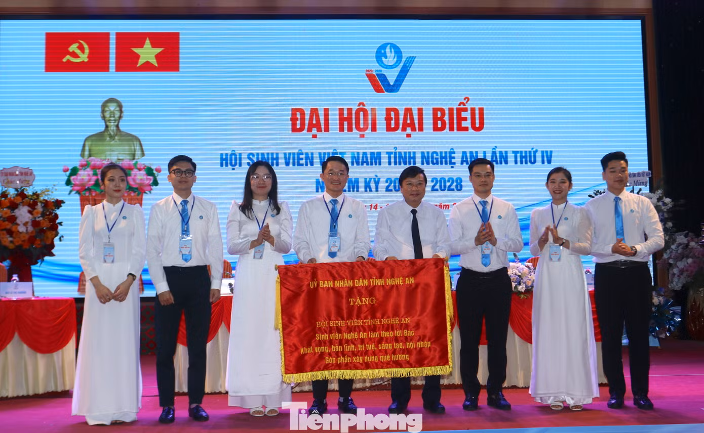 Trao tặng bức trướng của UBND tỉnh tới Hội Sinh viên Việt Nam tỉnh Nghệ An.