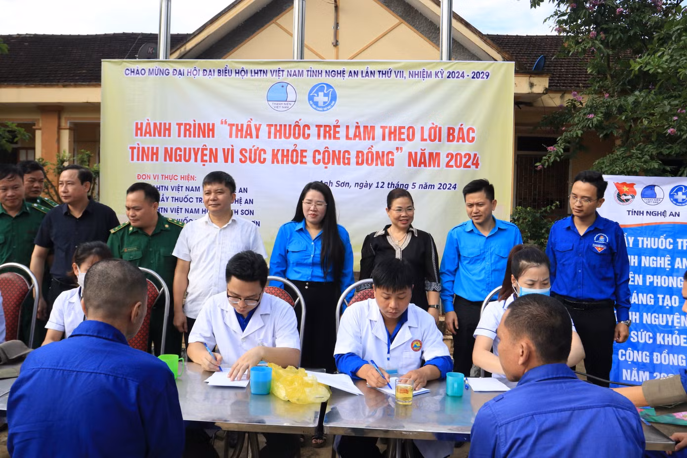 Tại chương trình, các y bác sỹ đã tiến hành thăm khám cho hơn 200 học viên tại cơ sở cai nghiện. Tại chương trình, các y bác sỹ đã tiến hành thăm khám cho hơn 200 học viên tại cơ sở cai nghiện.