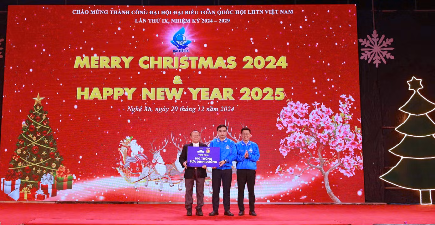 Ban Thường vụ Tỉnh Đoàn, Ban Thư ký Hội LHTN tỉnh Nghệ An trao tặng 100 thùng sữa trị giá 50 triệu đồng cho các em thiếu nhi tại giáo xứ.