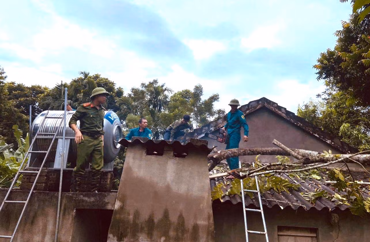 Mưa lớn khiến cây xanh đổ vào mái nhà người dân, các đoàn viên thanh niên phối hợp lực lượng chức năng đến khắc phục hậu quả. Mưa lớn khiến cây xanh đổ vào mái nhà người dân, các đoàn viên thanh niên phối hợp lực lượng chức năng đến khắc phục hậu quả.