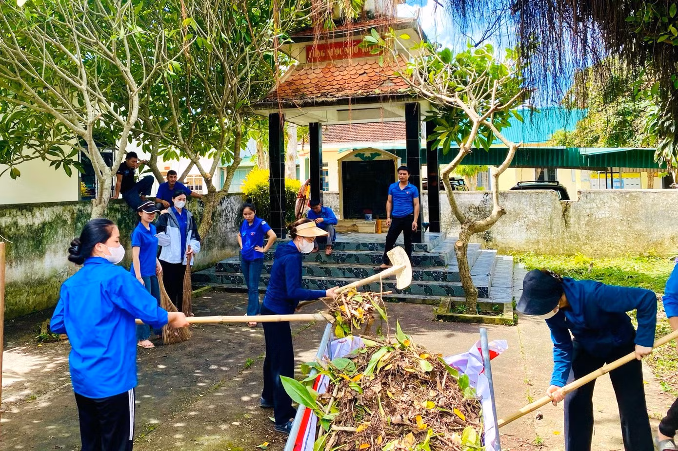 Tại các nghĩa trang, đài tưởng niệm anh hùng liệt sĩ, các đoàn viên thanh niên huyện Con Cuông đã tiến hành vệ sinh dọn dẹp, phát quang cây bụi tạo cảnh quan sạch đẹp cho khuôn viên.