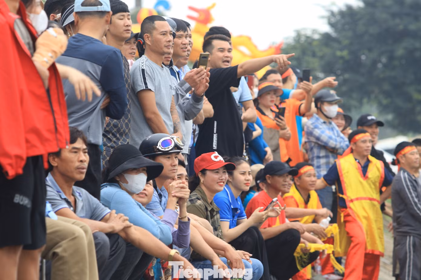 Trên bờ sông, cả nghìn người dân tập trung hò reo cổ vũ cho các đội đua.