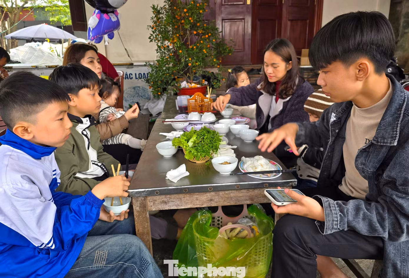 "Cứ mỗi lần về Đền Cờn gia đình tôi lại tranh thủ ghé các quầy cá trích nướng để ăn kèm với bánh mướt. Hương vị ngon, ngọt và thơm từ cá trích nướng giữa thời tiết se lạnh không sao quên được", chị Nguyễn Thị Thu (42 tuổi, trú thành phố Vinh, Nghệ An) nói.