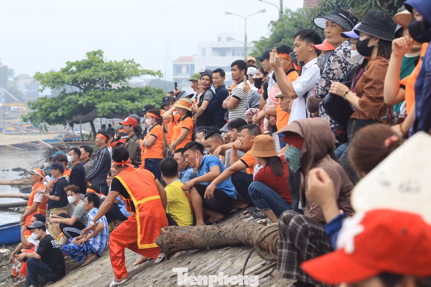 Trên bờ sông, cả nghìn người dân tập trung hò reo cổ vũ cho các đội đua.