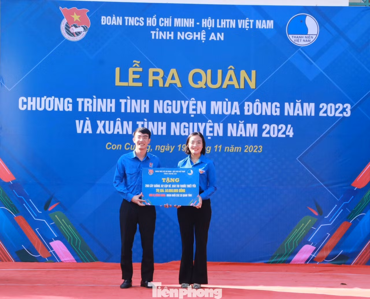 Ban tổ chức trao biển hỗ trợ vốn vay cho 2 mô hình thanh niên phát triển kinh tế; trao biển hỗ trợ triển khai công trình "Phòng tin học cho em" tại các trường Tiểu học trên địa bàn tỉnh Nghệ An; hỗ trợ xây dựng 1 sân bóng chuyền, trao tặng 200 cây con giống, 2 cặp dê, 350 túi thuốc thiết yếu cho gia đình; trao tặng 600 áo ấm cho học sinh.