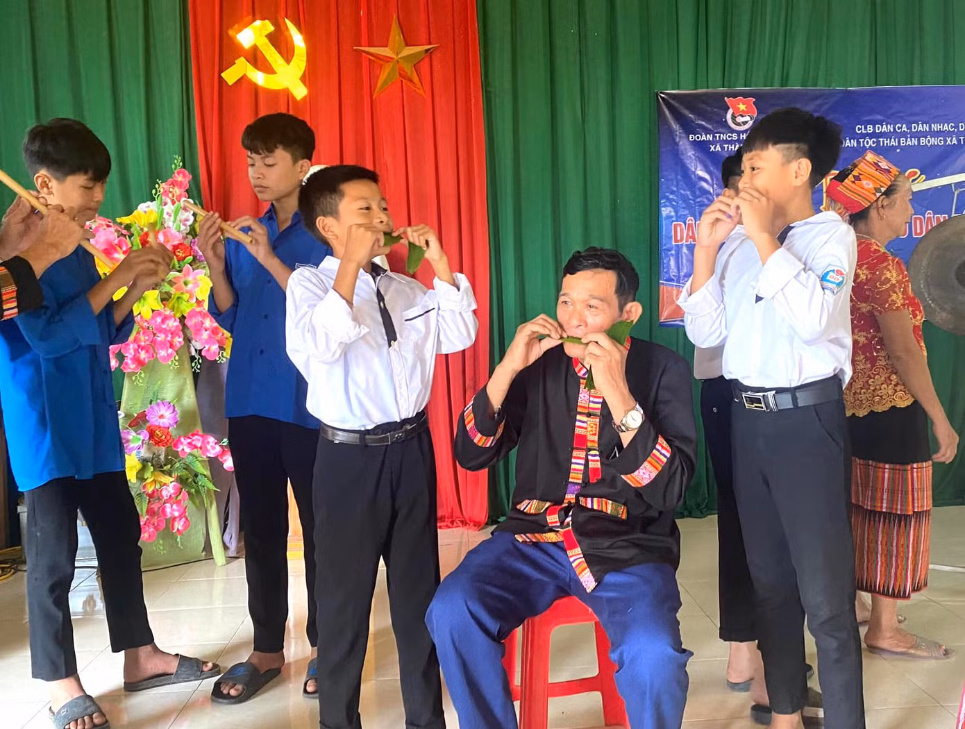 Mỗi lá cây, mỗi cách thổi sẽ cho ra những âm điệu, nhạc điệu khác nhau khiến các em nhỏ thích thú.