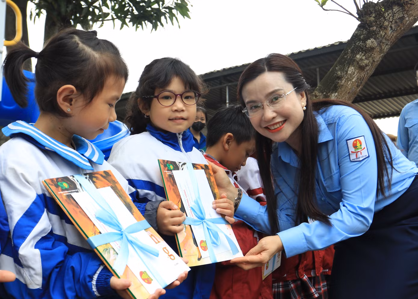 Chị Nguyễn Phạm Duy Trang - Bí thư T.Ư Đoàn, Chủ tịch Hội đồng Đội T.Ư trao tặng những suất học bổng đến cho các em học sinh tại trường Tiểu học Nghi Xuân. Chị Nguyễn Phạm Duy Trang - Bí thư T.Ư Đoàn, Chủ tịch Hội đồng Đội T.Ư trao tặng những suất học bổng đến cho các em học sinh tại trường Tiểu học Nghi Xuân.