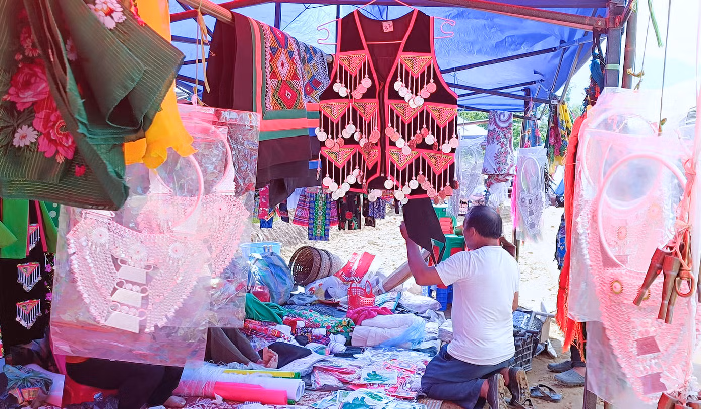 Ngoài váy áo của chị em phụ nữ, những bộ trang phục đàn ông hay những chiếc vòng trang trí cũng thu hút sự quan tâm của mọi người.