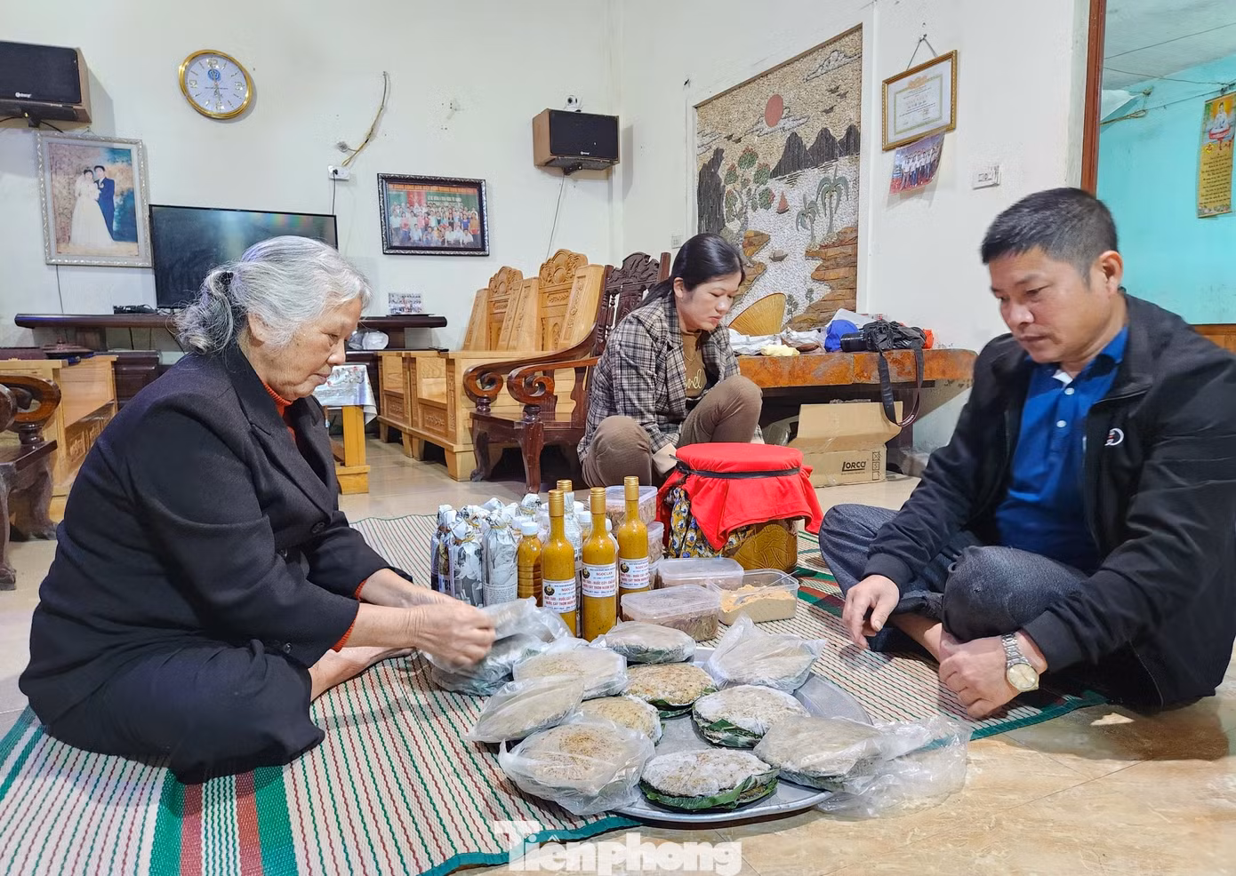 Ngoài những sản phẩm trên, rươi còn được muối thành ruốc để làm gia vị chấm cho các món ăn như thịt, rau luộc... Bà Lê Thị Thảo (81 tuổi, trú xã Châu Nhân, huyện Hưng Nguyên, Nghệ An) cho hay trước đây rươi được người dân bắt ngoài ruộng về. Khi ăn không hết, người dân nghĩ ra cách muối rươi để làm gia vị sử dụng trong bữa ăn dân dã hàng ngày. Khi đó, rươi chưa có giá trị lớn. Về sau, khi rươi được nhiều người biết đến nên giá trị được nâng lên. Từ đó, món ruốc rươi cũng trở thành món đặc sản được nhiều người ưa chuộng.