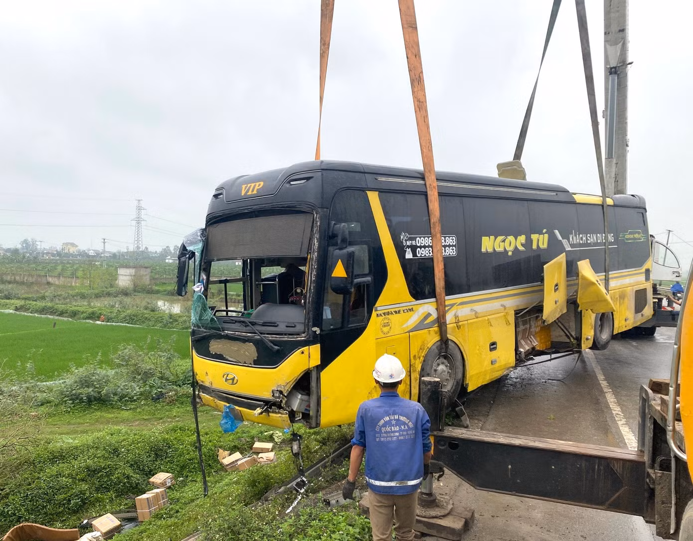 Chiếc xe khách đã được cẩu lên khỏi hiện trường. Chiếc xe khách đã được cẩu lên khỏi hiện trường.