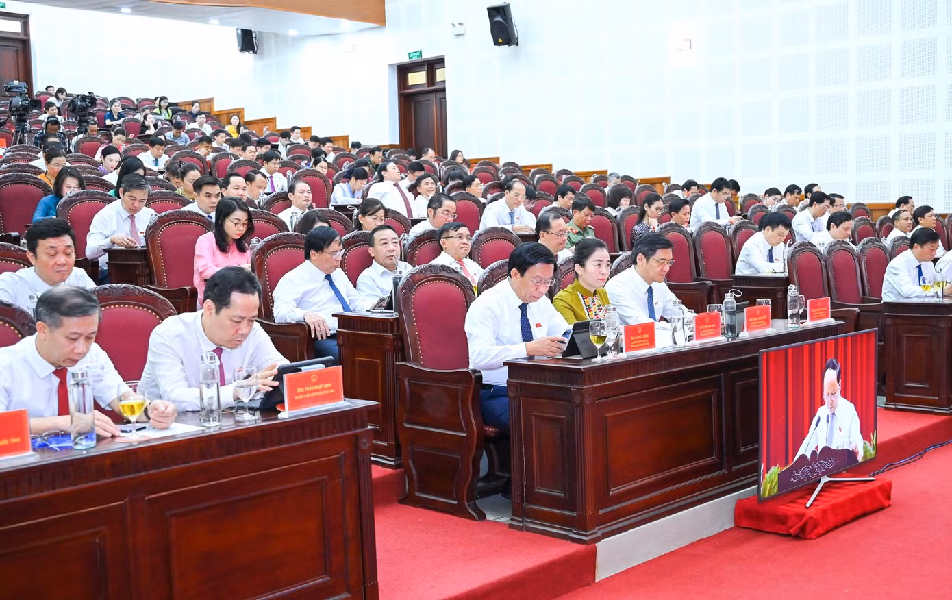 Các đại biểu tham dự kỳ họp. Các đại biểu tham dự kỳ họp.