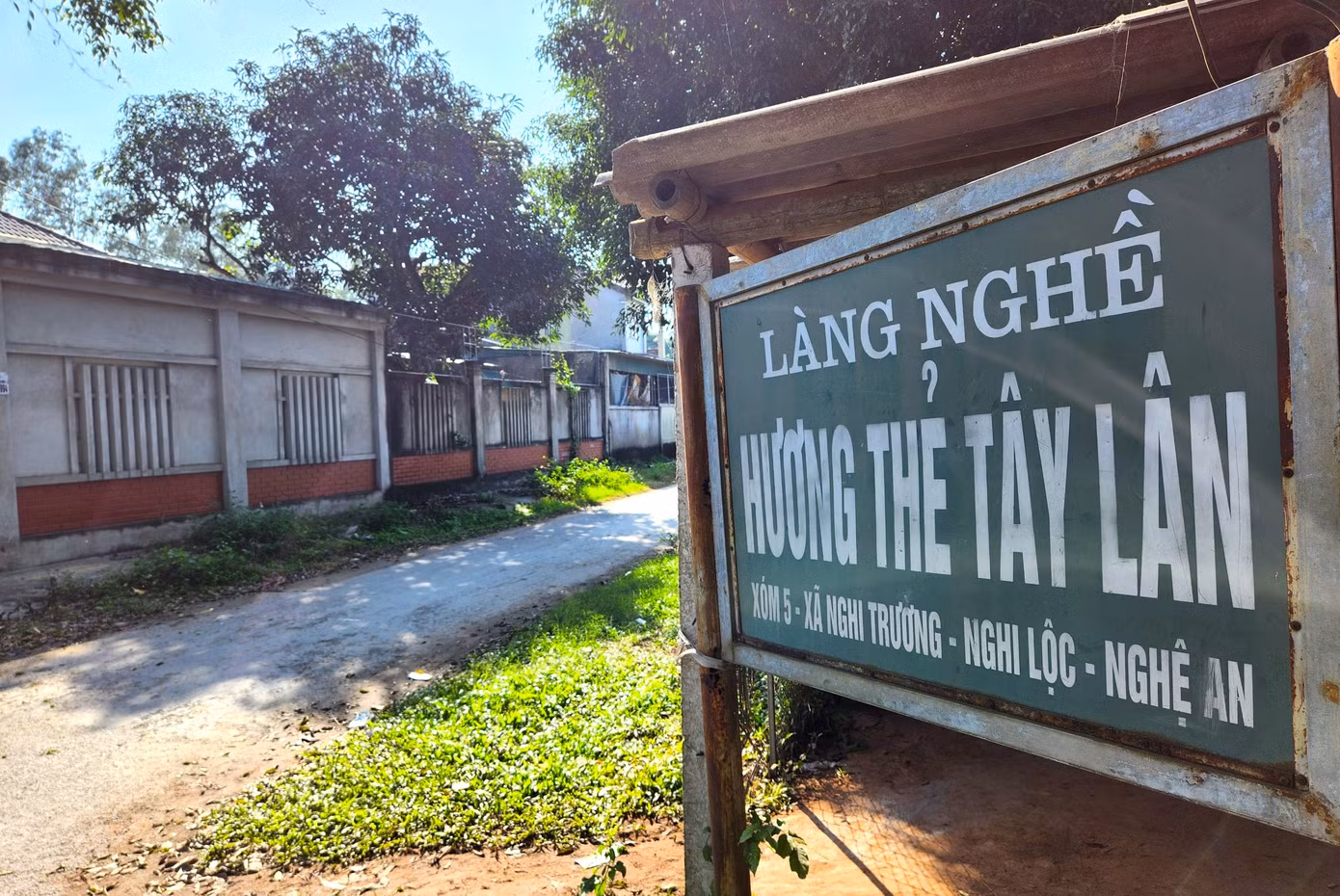 Làng hương thẻ Tây Lân đã có từ lâu đời và được công nhận làng nghề vào năm 2011. Đợt cao điểm, nơi đây có hàng chục hộ sản xuất hương thẻ. Mỗi ngày, làng nghề sản xuất cả hàng vạn búp hương bán ra khắp thị trường trên cả nước.
