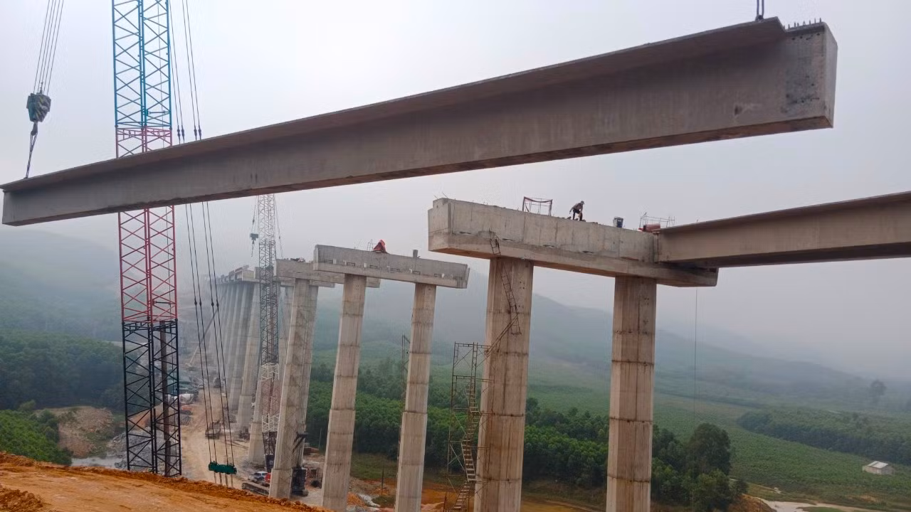 Cầu Thần Vũ 2 có chiều dài 1.287m nằm ở địa bàn xã Nghi Đồng (huyện Nghi Lộc, Nghệ An). Cây cầu được thiết kế với 32 nhịp dầm Super T. Do địa hình đồi núi cao nên cây cầu được thiết kế phần trụ cầu với chiều cao hàng chục mét. Cầu Thần Vũ 2 có chiều dài 1.287m nằm ở địa bàn xã Nghi Đồng (huyện Nghi Lộc, Nghệ An). Cây cầu được thiết kế với 32 nhịp dầm Super T. Do địa hình đồi núi cao nên cây cầu được thiết kế phần trụ cầu với chiều cao hàng chục mét.