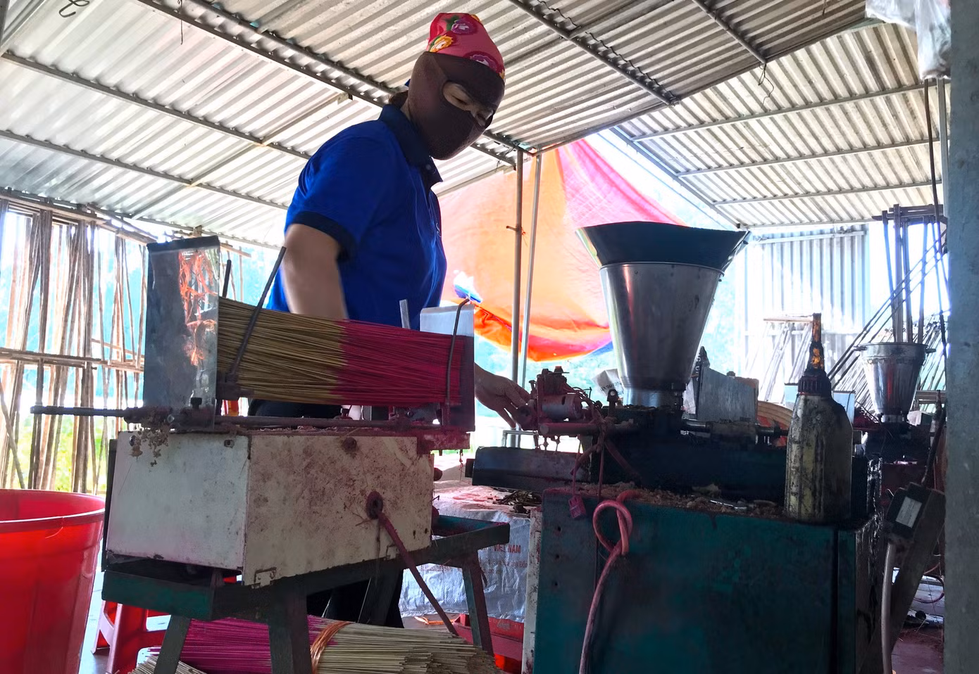 Chia sẻ về các công đoạn làm hương, bà Phúc cho hay, các nguyên liệu sau khi được sấy khô, xay nhỏ, trộn đều theo tỷ lệ thì người thợ chỉ cần cho nguyên liệu vào phễu máy. Cồi hương được cho vào khay cố định rồi máy sẽ tự động cho ra những cây hương thành phẩm.