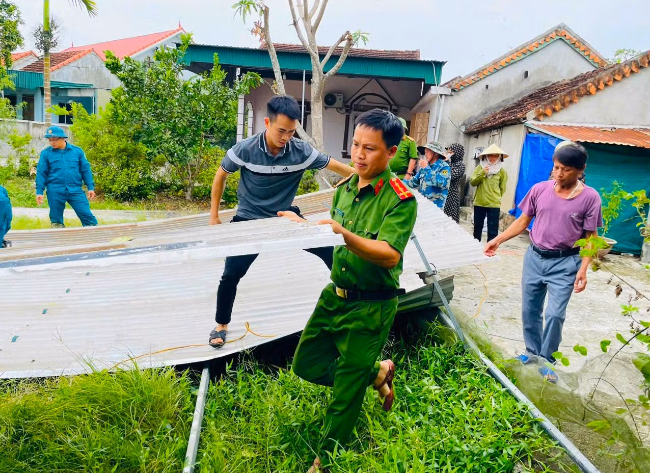 Đoàn viên thanh niên huyện Quỳ Châu (Nghệ An) phối hợp lực lượng công an huyện đến hỗ trợ các gia đình bị mưa gió làm tốc mái tôn. Đoàn viên thanh niên huyện Quỳ Châu (Nghệ An) phối hợp lực lượng công an huyện đến hỗ trợ các gia đình bị mưa gió làm tốc mái tôn.