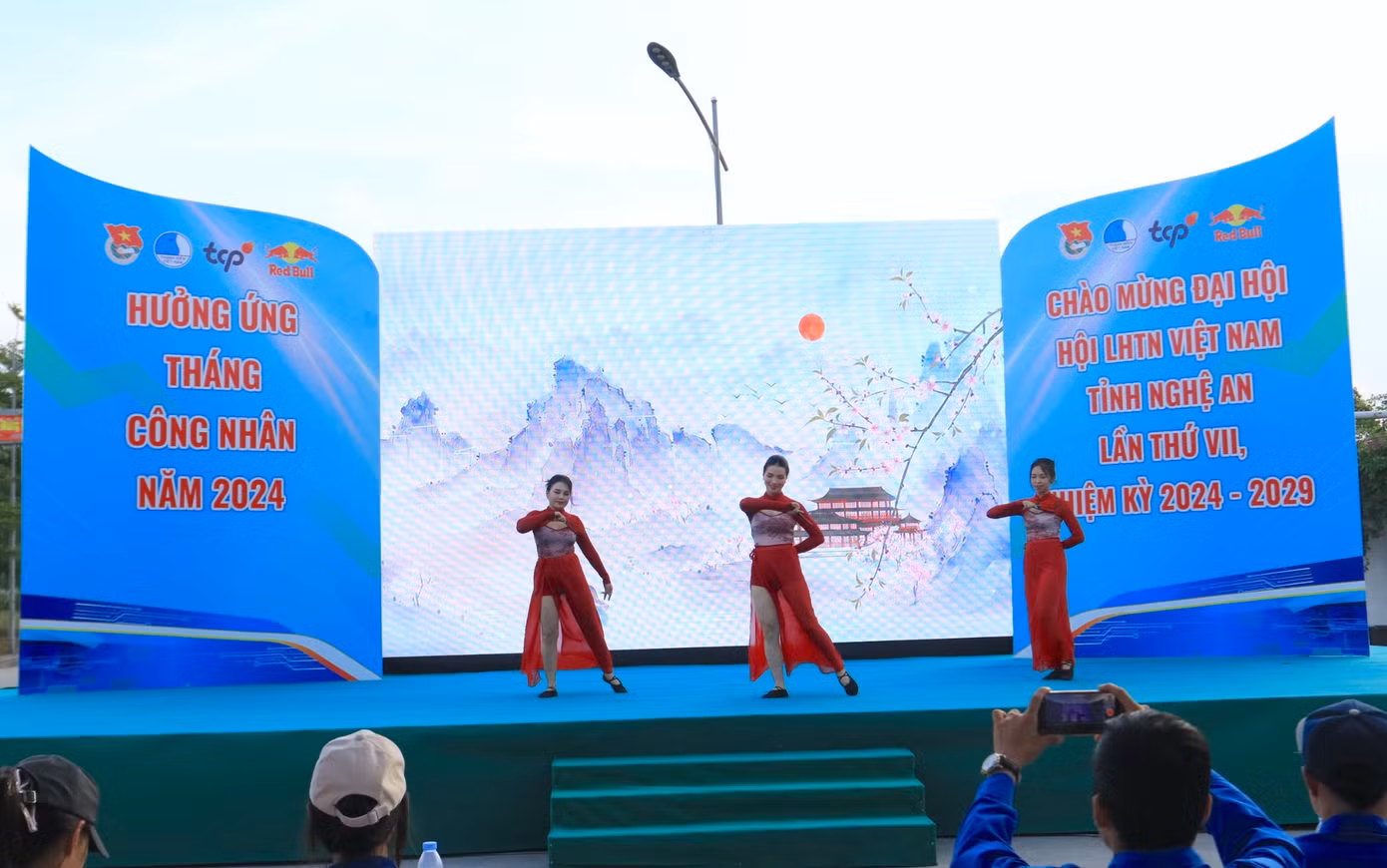 Tại chương trình cũng đã diễn ra buổi chung kết cuộc thi "Tìm kiếm tài năng thanh niên công nhân năm 2024" với 10 tiết mục đặc sắc, độc đáo. Sau phần thi, Ban giám khảo đã chấm điểm và trao giải cho các đội đạt giải nhất, giải nhì, giải ba và giải khuyến khích cuộc thi. Tại chương trình cũng đã diễn ra buổi chung kết cuộc thi "Tìm kiếm tài năng thanh niên công nhân năm 2024" với 10 tiết mục đặc sắc, độc đáo. Sau phần thi, Ban giám khảo đã chấm điểm và trao giải cho các đội đạt giải nhất, giải nhì, giải ba và giải khuyến khích cuộc thi.