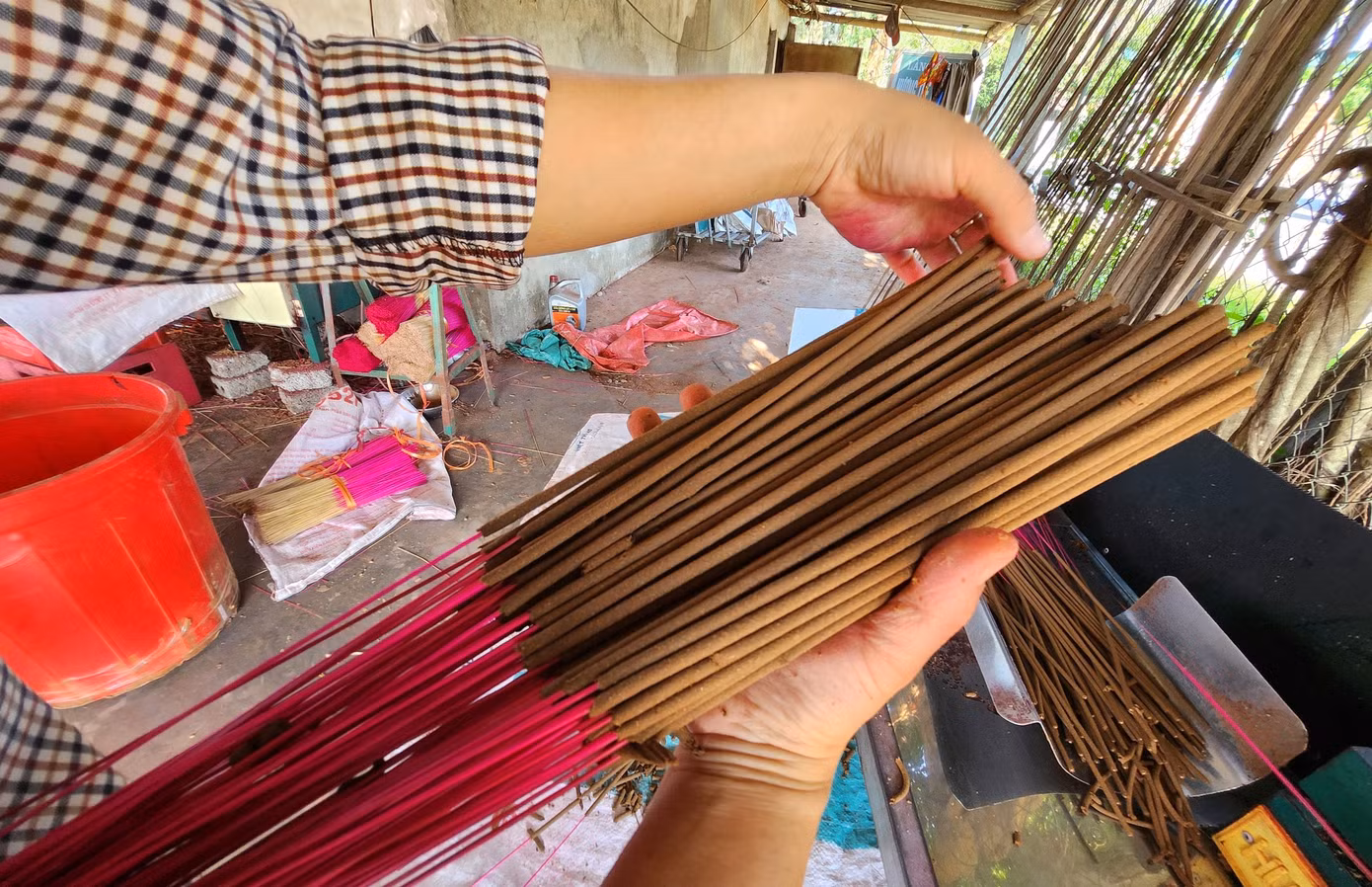 "Làm việc này không nặng nhọc nhưng làm luôn tay. Vì máy sản xuất nhanh và mình cũng phải làm nhanh cho kịp. Đặc biệt dịp Tết này lượng tiêu thụ cao nên việc sản xuất cũng nhiều hơn trước", bà Nguyễn Thị Phúc chia sẻ.
