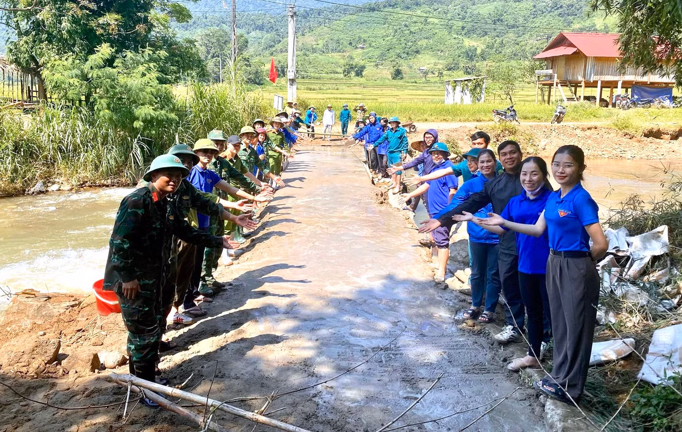 "Chi phí làm lại cầu tràn hết hơn 25 triệu đồng. Đây cũng chỉ là cây cầu tạm. Về lâu dài người dân mong muốn có một cây cầu kiên cố để các em học sinh có thể an tâm đến trường", Bí thư Đoàn xã Tri Lễ Hà Đức Thịnh nói.