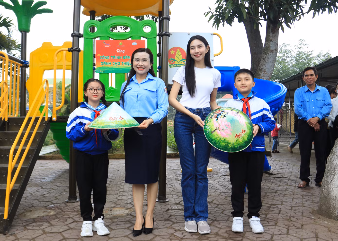 Đáp lại tình cảm của đoàn công tác, học sinh trường Tiểu học Nghi Xuân đã trao tặng những chiếc nón lá vẽ phong cảnh hữu tình của con người xứ Nghệ đến chị Nguyễn Phạm Duy Trang - Bí thư T.Ư Đoàn, Chủ tịch Hội đồng Đội T.Ư và Hoa hậu Nguyễn Thúc Thùy Tiên. Đáp lại tình cảm của đoàn công tác, học sinh trường Tiểu học Nghi Xuân đã trao tặng những chiếc nón lá vẽ phong cảnh hữu tình của con người xứ Nghệ đến chị Nguyễn Phạm Duy Trang - Bí thư T.Ư Đoàn, Chủ tịch Hội đồng Đội T.Ư và Hoa hậu Nguyễn Thúc Thùy Tiên.