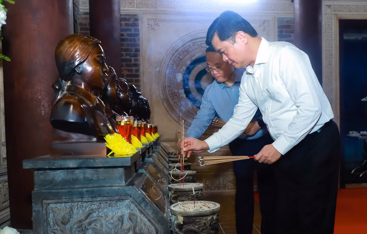 Ông Thái Thanh Quý - Ủy viên Ban Chấp hành T.Ư Đảng, Bí thư Tỉnh ủy Nghệ An và ông Nguyễn Đức Trung - Chủ tịch UBND tỉnh dâng hương tưởng niệm các anh hùng liệt sỹ tại nhà tưởng niệm 1.240 liệt sỹ thanh niên xung phong.