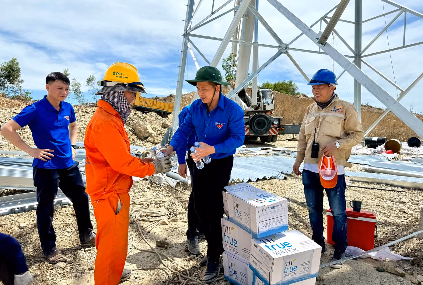 Theo đó, các đội hình thanh niên tình nguyện sẽ đẩy mạnh công tác tuyên truyền, nâng cao nhận thức của đoàn viên, thanh thiếu niên và người dân về mục đích, ý nghĩa, lợi ích của công trình đường điện 500kV mang lại. Tiên phong, gương mẫu tham gia vận động gia đình, người thân và địa phương nhanh chóng giải phóng, bàn giao mặt bằng hành lang tuyến nơi có đường dây điện đi qua. Theo đó, các đội hình thanh niên tình nguyện sẽ đẩy mạnh công tác tuyên truyền, nâng cao nhận thức của đoàn viên, thanh thiếu niên và người dân về mục đích, ý nghĩa, lợi ích của công trình đường điện 500kV mang lại. Tiên phong, gương mẫu tham gia vận động gia đình, người thân và địa phương nhanh chóng giải phóng, bàn giao mặt bằng hành lang tuyến nơi có đường dây điện đi qua.
