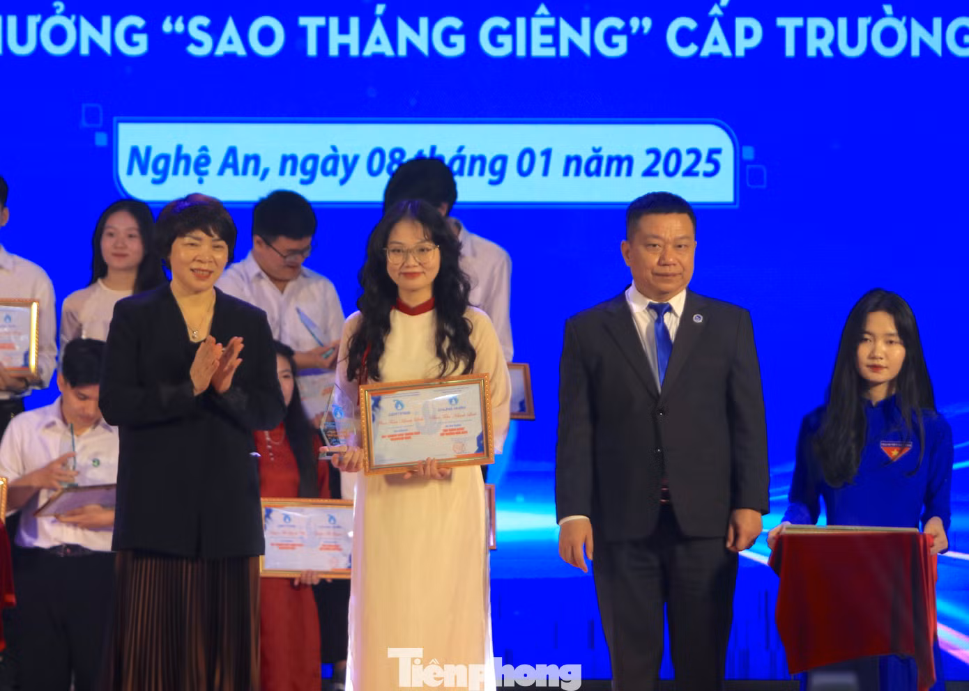Tại buổi lễ đã tuyên dương 75 sinh viên đạt danh hiệu Sinh viên 5 tốt và 75 sinh viên đạt giải thưởng Sao Tháng Giêng cấp trường Tại buổi lễ đã tuyên dương 75 sinh viên đạt danh hiệu Sinh viên 5 tốt và 75 sinh viên đạt giải thưởng Sao Tháng Giêng cấp trường